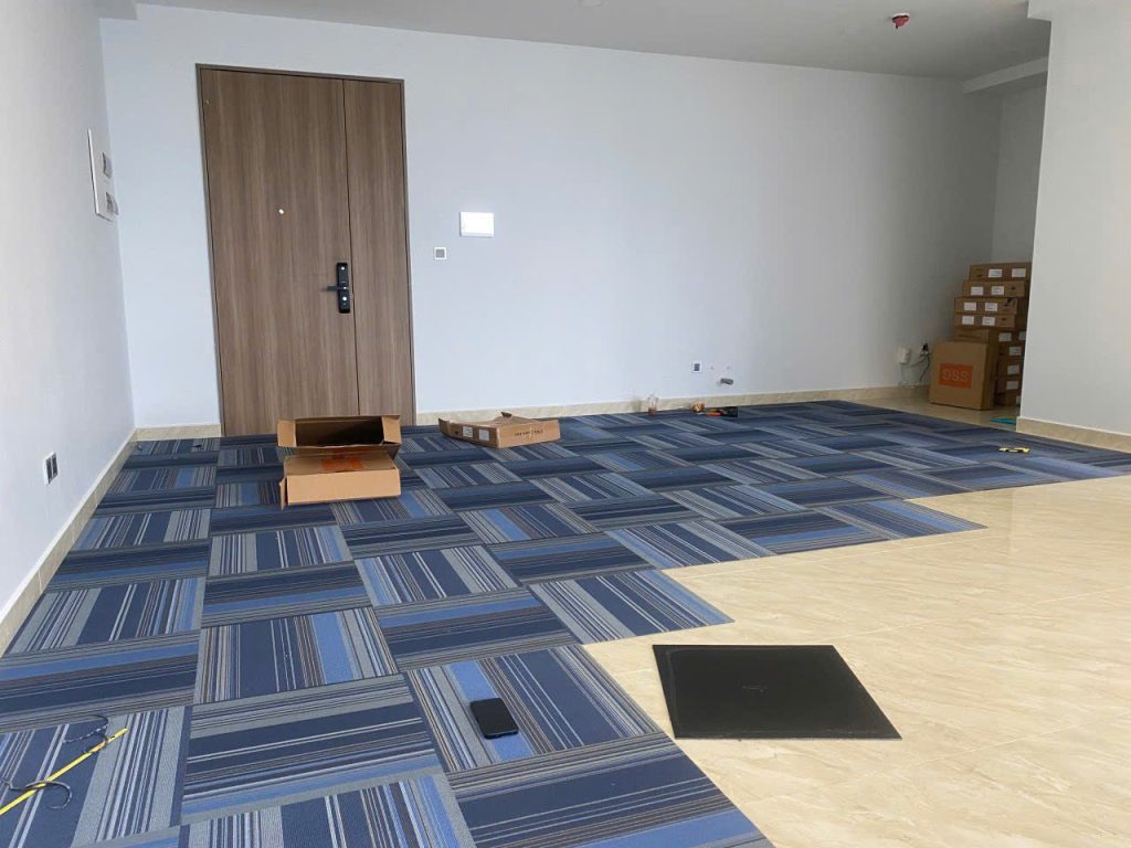 C&oacute; 2 c&aacute;ch lắp đặt v&agrave; thay thế thảm tấm 50x50 đế cao su l&agrave; sử dụng k&eacute;o d&aacute;n hoặc tự kho&aacute;