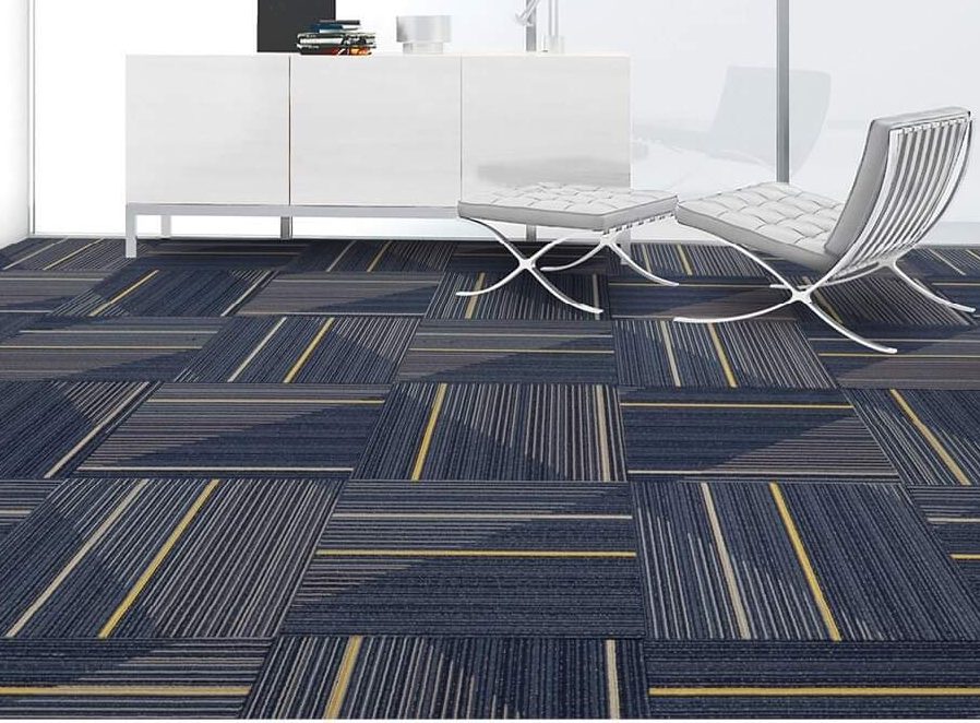 Mẫu phối m&agrave;u xanh đậm kết hợp sọc kẻ v&agrave;ng, trắng sử dụng thảm tấm 50x50 cho ph&ograve;ng l&agrave;m việc.