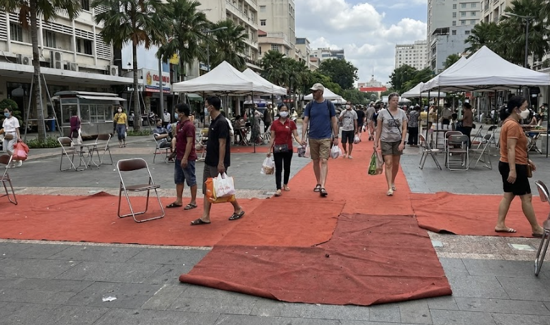 Trong các sự kiện ngoài trời hoặc hoạt động ngắn hạn, thảm trải sàn giá rẻ có thể được sử dụng tạm thời do không gian thoáng và thời gian tiếp xúc ngắ