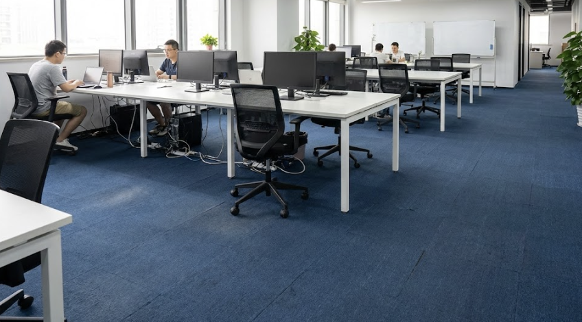 Thảm cuộn thường được startup lựa chọn khi cần phủ kín mặt sàn nhanh và tối ưu chi phí đầu tư ban đầu. Đây là phương án thảm văn phòng giá rẻ phù hợp với không gian có bố cục ổn định