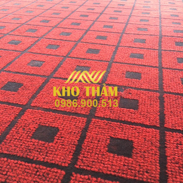 Thảm nỉ đỏ con rô ô vuông