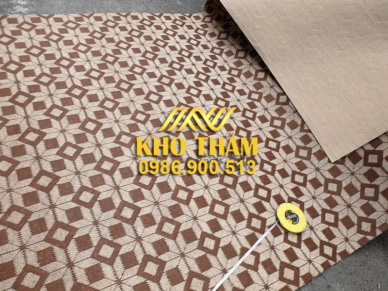 Thảm nỉ màu nâu trải sàn hình con rô hoa văn