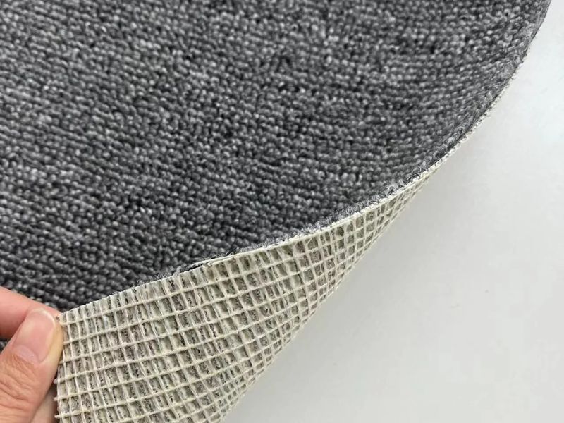Gập nhẹ phần đế là cách nhận biết thảm trải sàn kém chất lượng thảm nhái qua dấu hiệu giòn, nứt, bong vụn hoặc cong mép