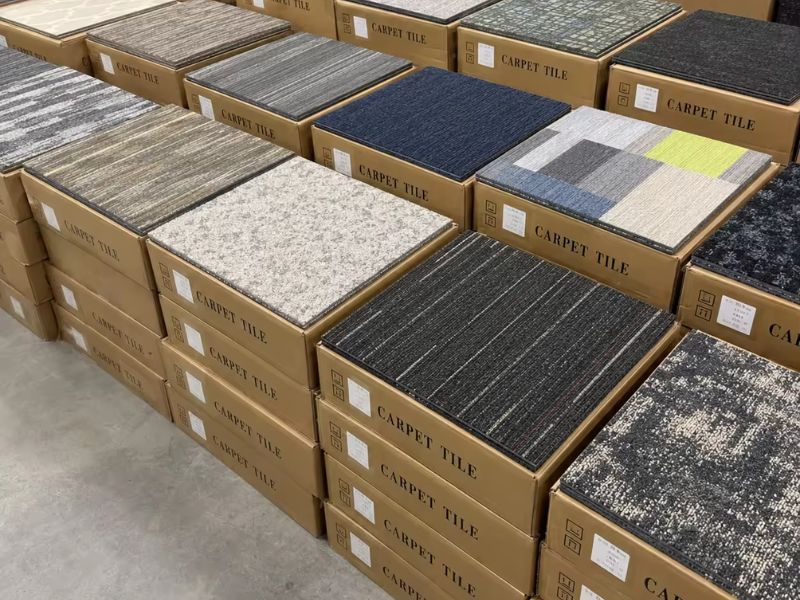 C&aacute;ch t&iacute;nh số lượng thảm tấm 50x50 cần xử l&yacute; đủ 4 phần: diện t&iacute;ch s&agrave;n, số tấm, số hộp v&agrave; phần hao hụt