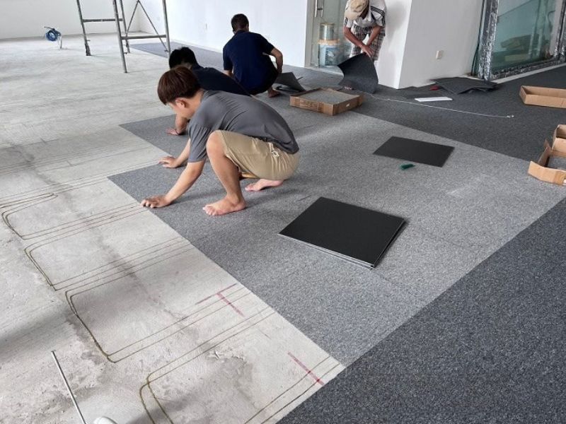 B&ecirc;n cạnh c&aacute;ch t&iacute;nh số lượng thảm tấm 50x50, kh&aacute;ch h&agrave;ng cũng đừng qu&ecirc;n dự ph&ograve;ng th&ecirc;m thảm c&ugrave;ng l&ocirc; m&agrave;u