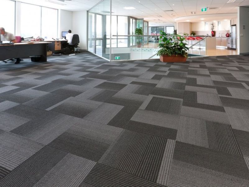 Hiểu r&otilde; ch&iacute;nh s&aacute;ch bảo h&agrave;nh thảm trải s&agrave;n văn ph&ograve;ng bao l&acirc;u gi&uacute;p doanh nghiệp ph&acirc;n biệt tr&aacute;ch nhiệm bảo h&agrave;nh vật liệu v&agrave; bảo h&agrave;nh thi c&ocirc;ng.