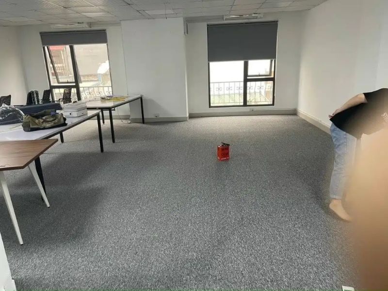 Kinh nghiệm thực tế cho thấy, khi hỏi ch&iacute;nh s&aacute;ch bảo h&agrave;nh thảm trải s&agrave;n văn ph&ograve;ng bao l&acirc;u, doanh nghiệp cần x&aacute;c định đ&uacute;ng nguy&ecirc;n nh&acirc;n lỗi trước khi y&ecirc;u cầu thay to&agrave;n bộ thảm