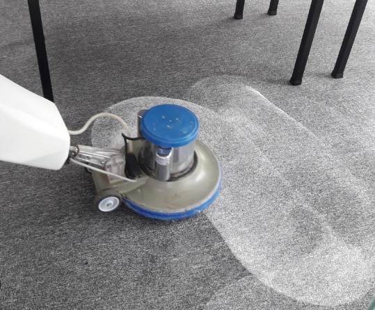 Vệ sinh thảm nỉ văn phòng hiện đại