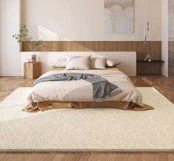 Thảm trải sàn giúp phòng ngủ hiện đại trở nên ấm áp và cân đối hơn trong các xu hướng nội thất 2026.