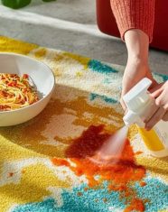 Vệ sinh thảm trải sàn đúng cách giúp hạn chế bụi bẩn, mùi ẩm và giữ bề mặt thảm sạch lâu hơn.