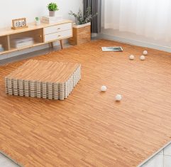 Thảm xốp vân gỗ mềm mại, êm chân, là lựa chọn lý tưởng để lắp thảm trải sàn cho phòng chơi của bé.