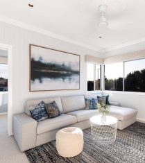 Phối màu thảm với sofa tinh tế giúp thảm trải sàn trở thành trung tâm trang trí, nâng tầm phong cách phòng khách.