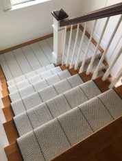 Hút bụi định kỳ và vệ sinh kịp thời giữ thảm và sàn gỗ luôn bền đẹp.