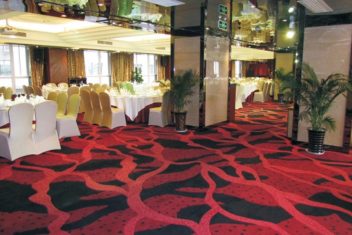 Thảm trải sàn cho sảnh cưới không chỉ cần đẹp mà còn phải chống trượt, bền mép và chịu được việc kéo ghế, di chuyển bàn.