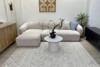 Thảm trang trí cho phòng rộng hơn nên có màu sáng, họa tiết thoáng và kích thước đủ liên kết các món nội thất chính