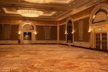 Màu sắc và hoa văn phù hợp giúp hội trường luôn sạch đẹp trong quá trình sử dụng.
