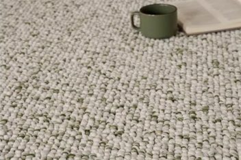 Thảm tấm và thảm cuộn có sự khác biệt về chi phí, thời gian thi công và khả năng bảo trì khi sử dụng trong văn phòng.