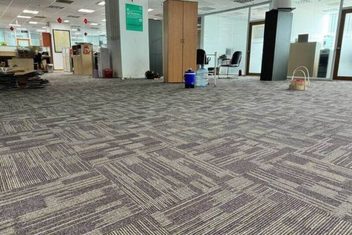Kiểm tra mẫu thực tế giúp doanh nghiệp đánh giá chính xác màu sắc, độ dày và chất lượng của thảm văn phòng ngân sách 150000 đến 250000 1m2.