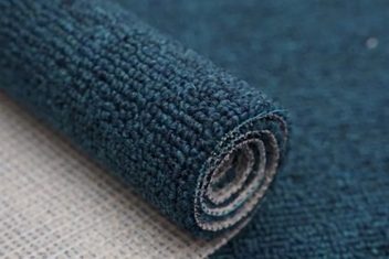 Văn phòng thuê ngắn hạn nên ưu tiên các mẫu thảm dễ lắp đặt, dễ thay thế và phù hợp với nhu cầu sử dụng linh hoạt.