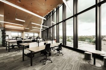 Lựa chọn thảm văn phòng open space cần cân nhắc mật độ sử dụng, khả năng chịu ghế xoay và độ bền trong môi trường làm việc liên tục.