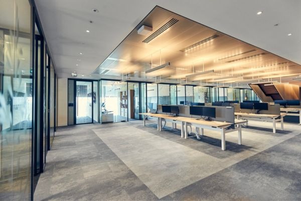 Thảm văn ph&ograve;ng open space dạng tấm gi&uacute;p doanh nghiệp dễ d&agrave;ng thay thế từng khu vực, thuận tiện bảo tr&igrave; v&agrave; tối ưu chi ph&iacute; l&acirc;u d&agrave;i.