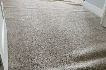 Nền sạch, khô và bằng phẳng giúp thảm giữ được độ ổn định trong quá trình sử dụng. Quy trình xử lý nền trước khi trải thảm văn phòng quyết định tuổi thọ công trình.