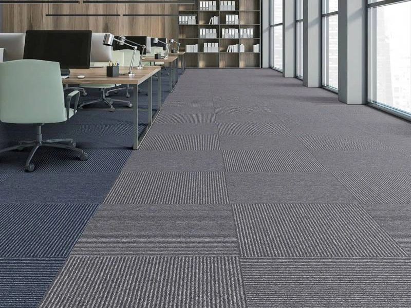 Khi so s&aacute;nh sợi PP v&agrave; Polyester, sợi PP nhẵn, &iacute;t b&aacute;m bụi v&agrave; dễ vệ sinh hơn n&ecirc;n được ưu ti&ecirc;n cho văn ph&ograve;ng hoặc khu vực đi lại nhiều