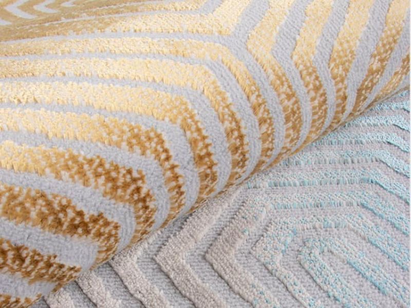 Khi so s&aacute;nh sợi PP v&agrave; Polyester, thảm sợi Polyester ph&ugrave; hợp ph&ograve;ng kh&aacute;ch, ph&ograve;ng chờ nhờ mềm mại, giữ m&agrave;u l&acirc;u v&agrave; &iacute;t xơ rối, nhưng dễ b&aacute;m bụi n&ecirc;n cần vệ sinh định kỳ.