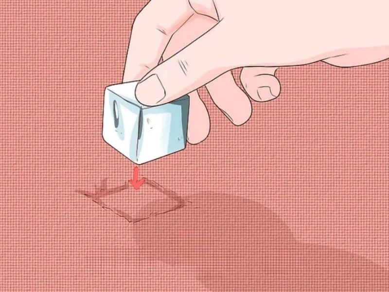 D&ugrave;ng đ&aacute; lạnh l&agrave; bước quan trọng đầu ti&ecirc;n trong việc sửa thảm bị l&uacute;n ch&acirc;n b&agrave;n