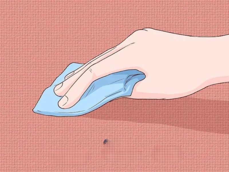 Bước 2 trong sửa thảm bị l&uacute;n ch&acirc;n b&agrave;n l&agrave; d&ugrave;ng khăn sạch thấm bớt nước dư tr&ecirc;n bề mặt thảm sau khi đ&aacute; tan