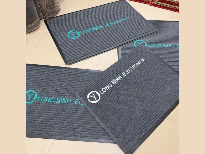 Số lượng thảm chùi chân logo công ty sẽ ảnh hưởng đến phương pháp sản xuất, thời gian xử lý và chi phí trên mỗi tấm