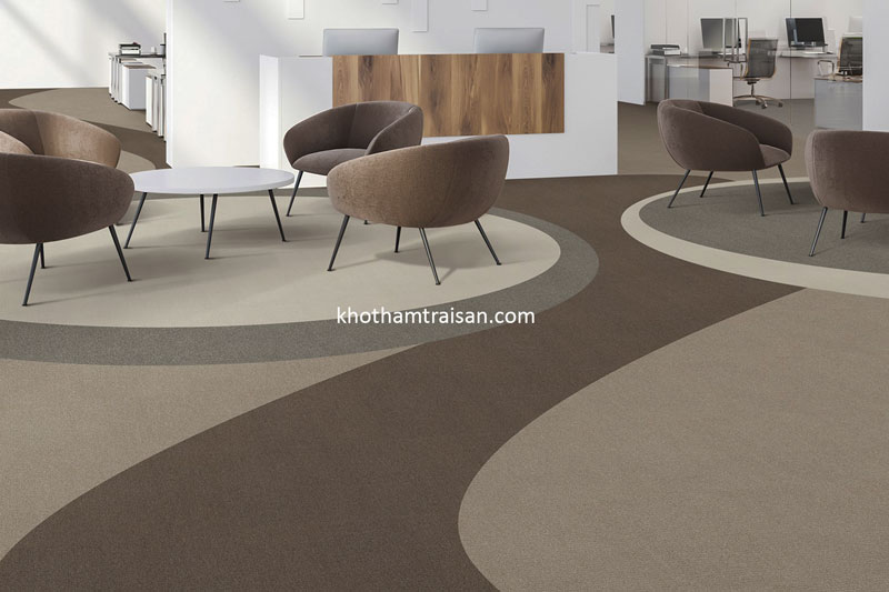 Thảm cuộn một màu nâu trải sàn