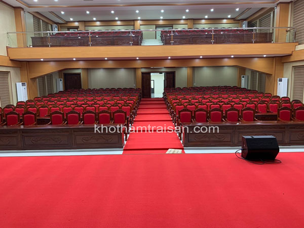 Thảm đỏ trải hội trường