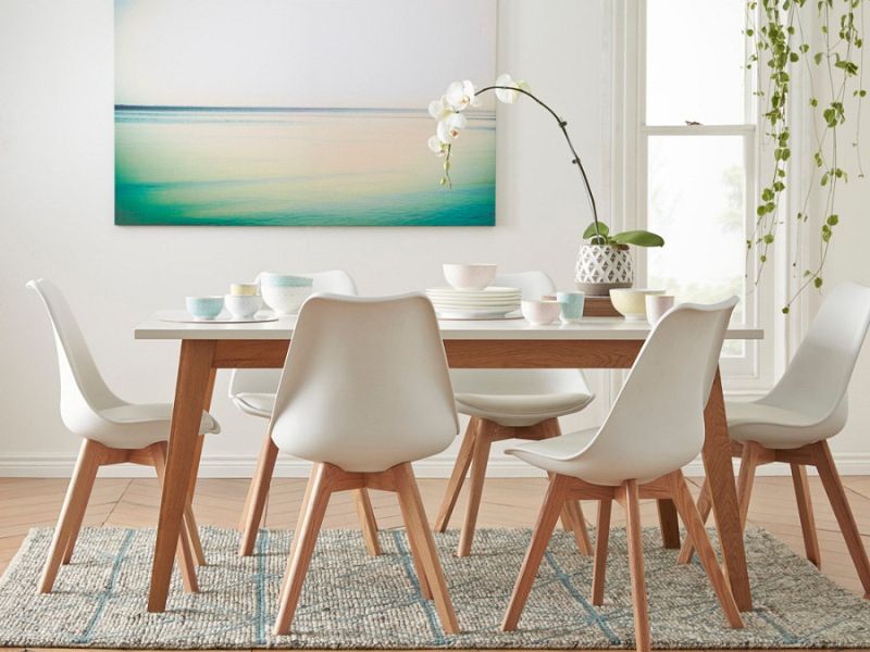 Khi x&aacute;c định thảm dưới b&agrave;n ăn chọn k&iacute;ch thước n&agrave;o, n&ecirc;n chừa khoảng 60&ndash;75 cm quanh b&agrave;n để ghế k&eacute;o ra vẫn nằm gọn tr&ecirc;n bề mặt thảm