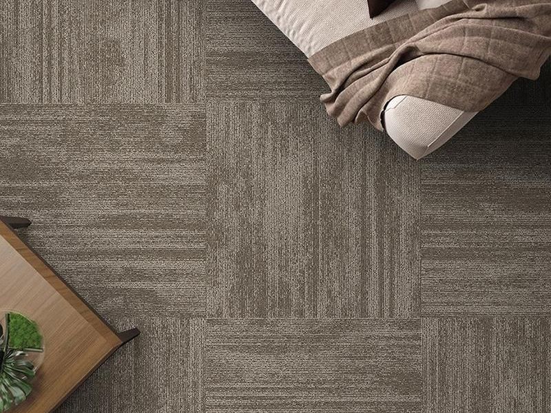 Thảm gạch họa tiết sọc sợi tổng hợp thường được làm từ PP, nylon hoặc polyester