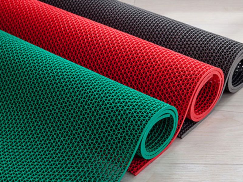 Thảm nhựa trải s&agrave;n dạng lưới l&agrave; loại thảm l&agrave;m từ nhựa PVC hoặc PP, thiết kế dạng lưới với c&aacute;c lỗ tho&aacute;t nước đều nhau