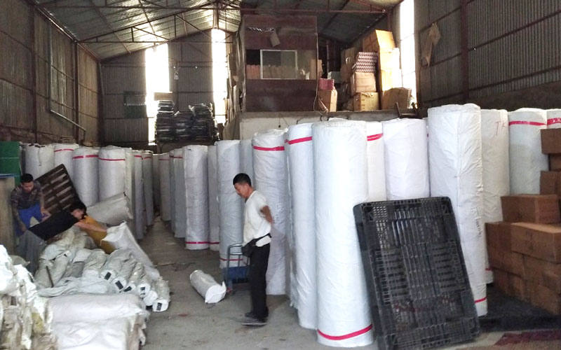 Thảm nỉ gi&aacute; rẻ trải s&acirc;n khấu sự kiện 