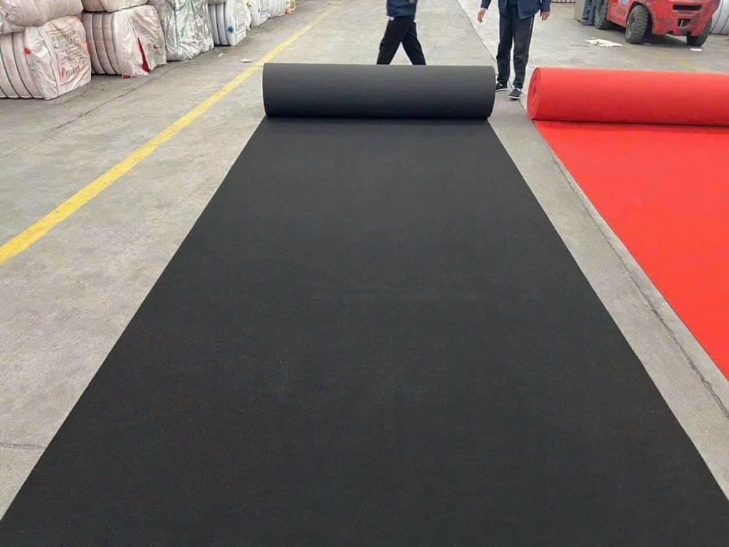 Thảm nỉ sự kiện giá rẻ là loại thảm trải sàn được sản xuất bằng sợi tổng hợp, bề mặt mỏng, nhẹ, dễ cắt ghép và dễ thi công