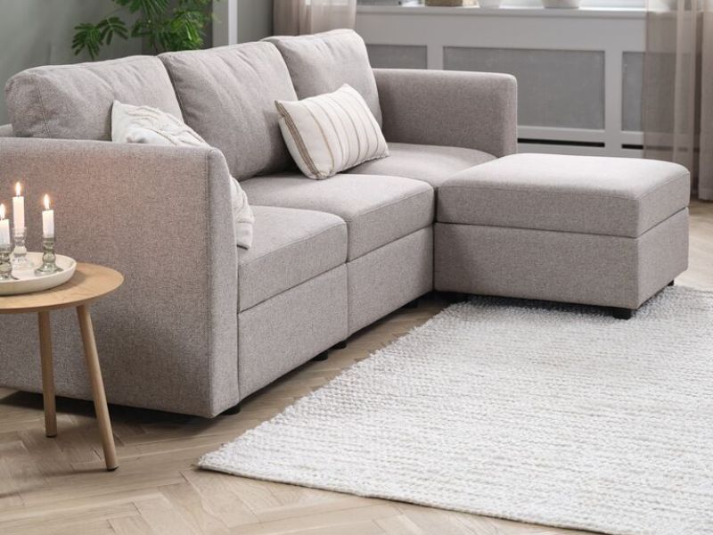 Với sofa xám sáng nên chọn thảm phòng khách màu be hiện đại có sắc be cát, be nâu nhạt; còn sofa xám than nên chọn thảm màu be kem hoặc be ghi sáng