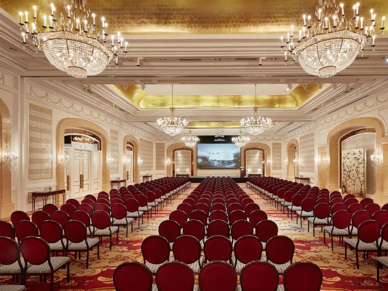 Thảm ph&ograve;ng tiệc kh&aacute;ch sạn l&agrave; d&ograve;ng thảm chuy&ecirc;n d&ugrave;ng cho c&aacute;c khu vực tổ chức sự kiện như ballroom, banquet hall, ph&ograve;ng hội nghị, ph&ograve;ng cưới, khu gala dinner,...