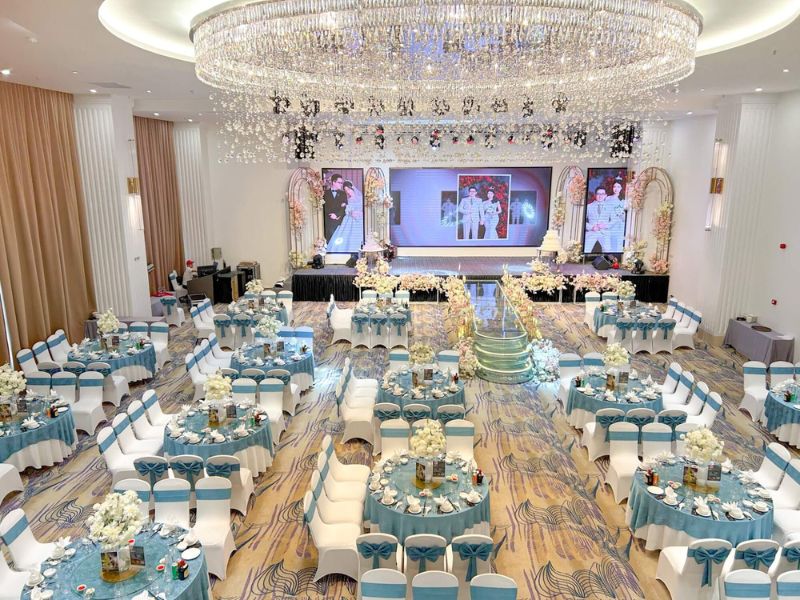Thảm ph&ograve;ng tiệc kh&aacute;ch sạn khu vực trung t&acirc;m n&ecirc;n c&oacute; hoa văn mật độ vừa, m&agrave;u nền trung t&iacute;nh đậm, sợi chắc v&agrave; đế ổn định