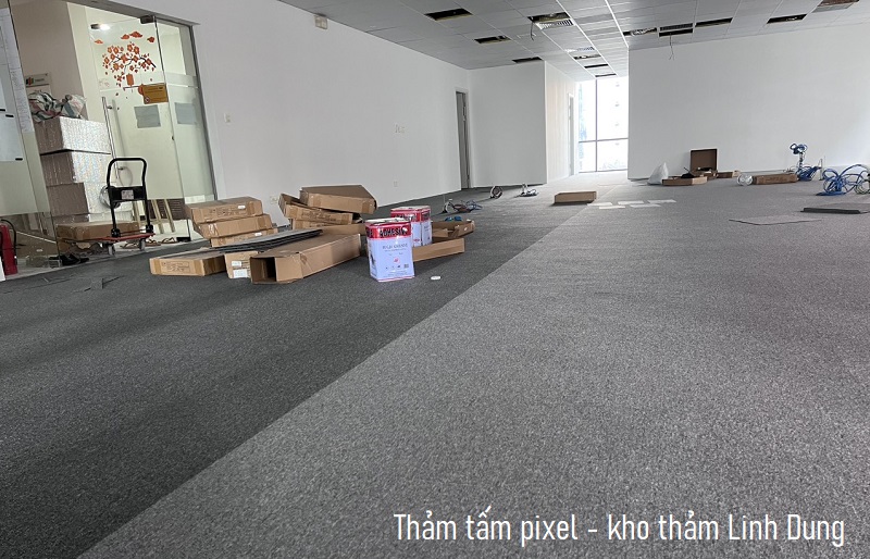 Thảm trải s&agrave;n pixel dạng tấm phối giữa hai m&agrave;u x&aacute;m v&agrave; ghi đen. 