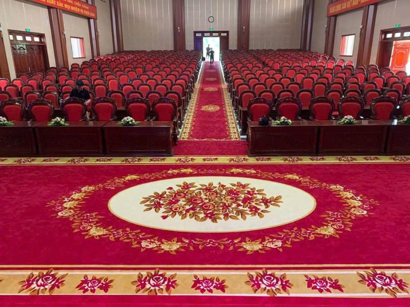 Thảm s&acirc;n khấu hội trường m&agrave;u đỏ được sử dụng nhiều tại hội trường cơ quan, trung t&acirc;m hội nghị, nh&agrave; văn h&oacute;a v&agrave; s&acirc;n khấu biểu diễn