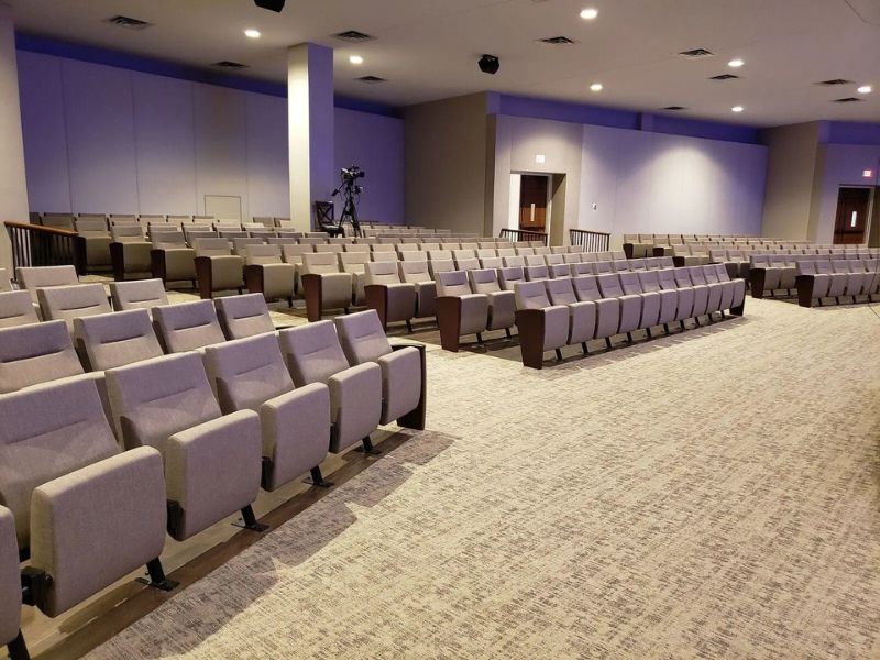 Thảm s&acirc;n khấu hội trường m&agrave;u x&aacute;m ph&ugrave; hợp cho c&aacute;c trung t&acirc;m hội nghị, kh&aacute;ch sạn v&agrave; ph&ograve;ng họp hiện đại