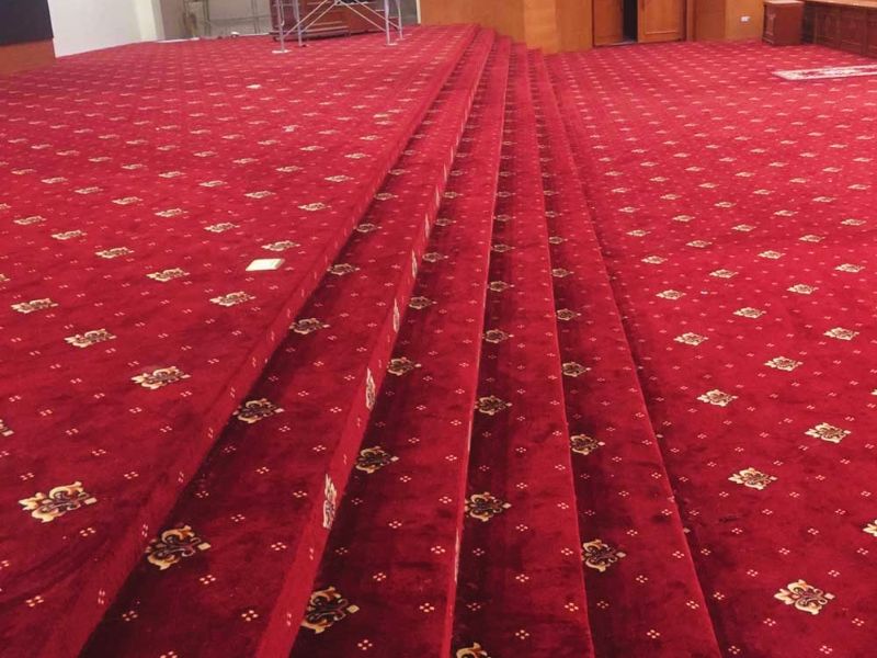Thảm s&acirc;n khấu hội trường d&agrave;y 5 mm hiện được nhiều chủ đầu tư lựa chọn v&igrave; c&acirc;n bằng giữa chi ph&iacute; v&agrave; độ bền