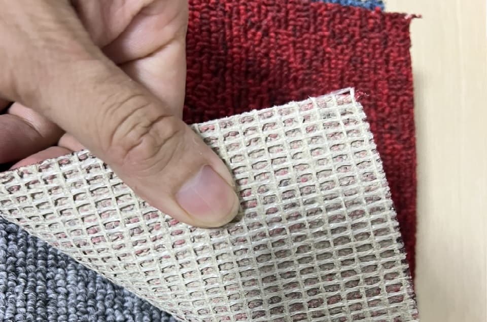 Kiểu đế lưới của thảm s&acirc;n khấu d&agrave;y 5mm n&agrave;y m&agrave;u đỏ đun