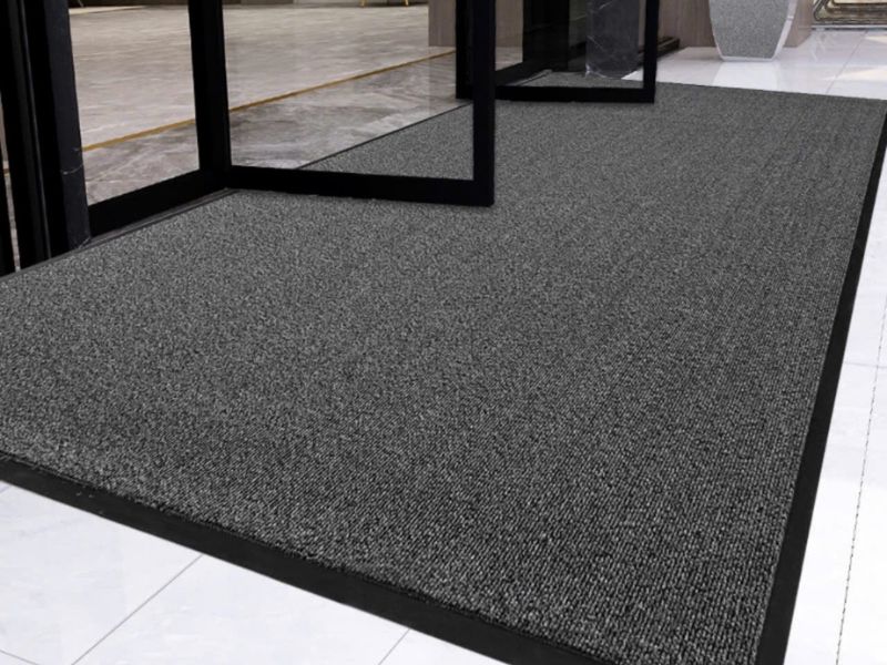 Khi cân nhắc thảm sảnh chung cư cao cấp nên chọn loại nào, hãy ưu tiên sợi nylon mật độ cao, đế chắc, sợi ngắn và màu ít lộ vết bẩn