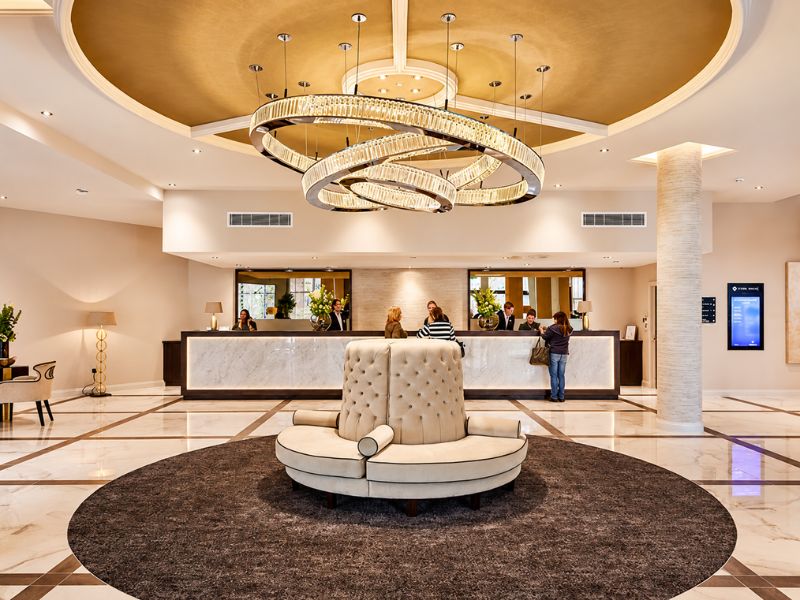 Thảm sảnh khách sạn là dòng thảm trải sàn dùng tại khu vực đón khách, quầy lễ tân, lounge, lối vào thang máy hoặc khu chờ