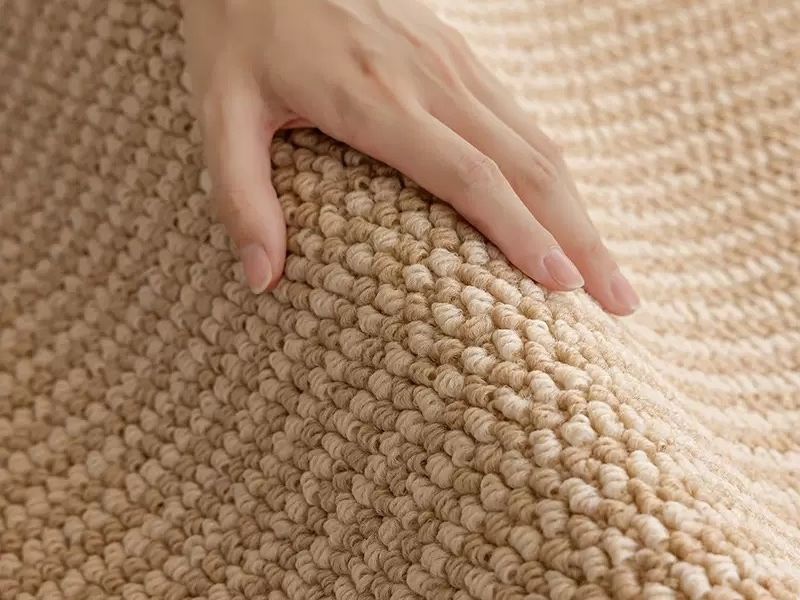 Cận cảnh bề mặt thảm sisal được dệt từ sợi cây Agave sisalana, giúp bạn hiểu rõ thảm sisal là gì ưu nhược điểm khi dùng trước khi lựa chọn cho không gian sống.