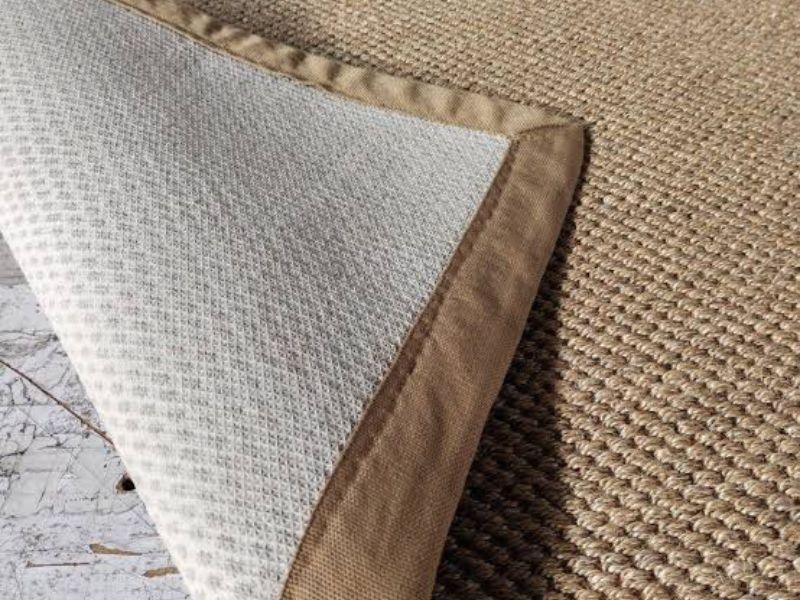 Khi tìm hiểu thảm sisal là gì ưu nhược điểm khi dùng, nhiều người đánh giá cao độ bền, khả năng chịu mài mòn và vẻ đẹp mộc mạc của dòng thảm làm từ sợi tự nhiên này
